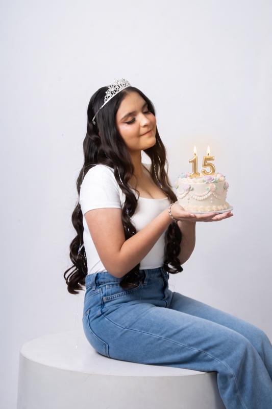 Andrea con su pastel de 15